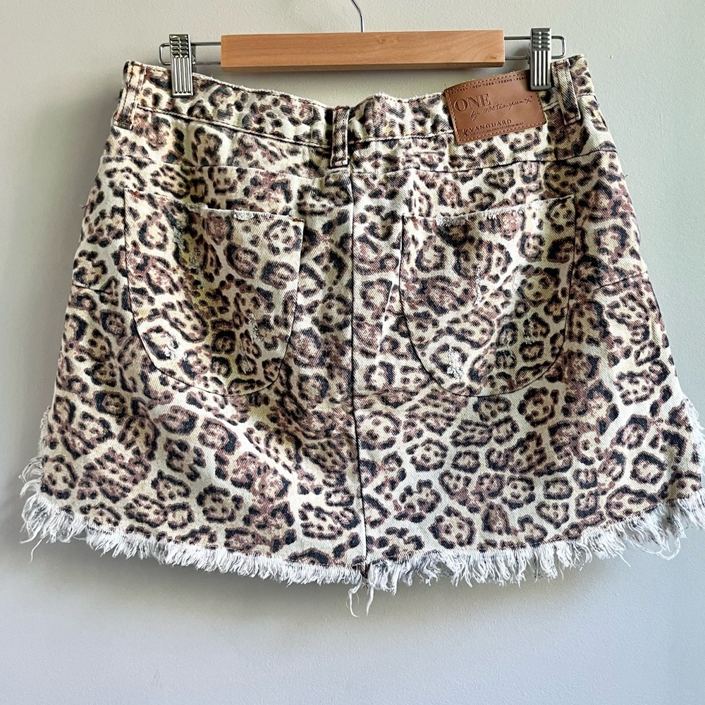 One Teaspoon x Vanguard | Leopard Print Distressed Raw Hem Jean Skirt 27 - Picture 3 of 8